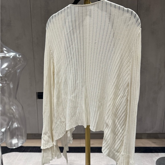 Elegant White Ruffled Blouse - Picture 2 of 3